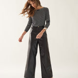 Calça Wide Leg com Botão Perolado em Couro PU