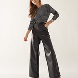 Calça Wide Leg com Botão Perolado em Couro PU