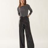 Calça Wide Leg com Botão Perolado em Couro PU