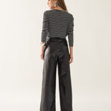 Calça Wide Leg com Botão Perolado em Couro PU